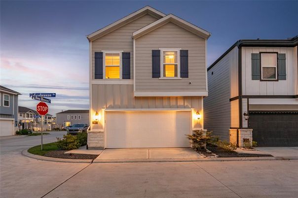 Attached, Exterior, Facade, Rowhouse