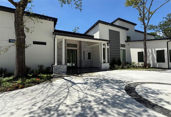 Exterior, Facade, Modern