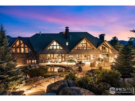 Exterior, Facade, Log Home