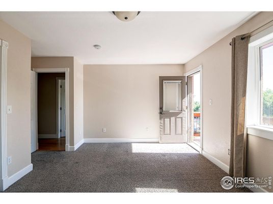 Empty room, Interior