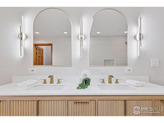 Bathroom, Dual Sink Vanities, Interior, Recessed Lighting