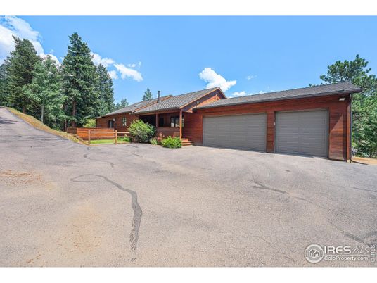 Attached, Exterior, Facade, Brick Facade, Log Home