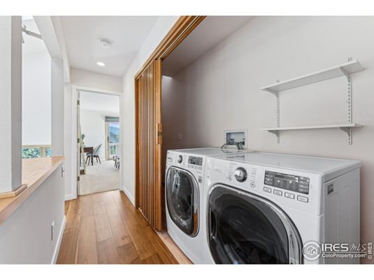 Interior, Recessed Lighting, Washer, Wood Texture Flooring