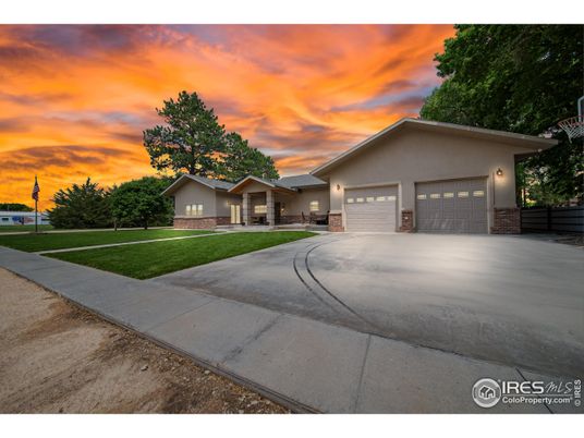 Attached, Exterior, Facade, Ranch