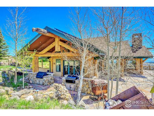 Exterior, Facade, Log Home