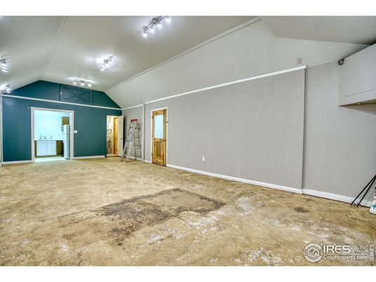 Empty room, Interior