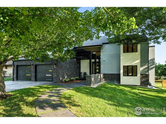 Backyard, Detached Garage, Exterior, Facade, Modern