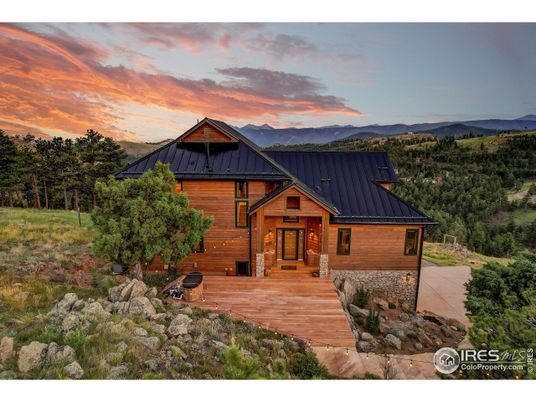 Exterior, Facade, Log Home