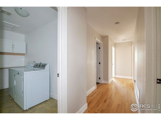Interior, Recessed Lighting, Washer, Wood Texture Flooring