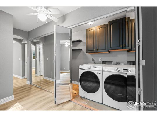 Interior, Washer, Wood Texture Flooring
