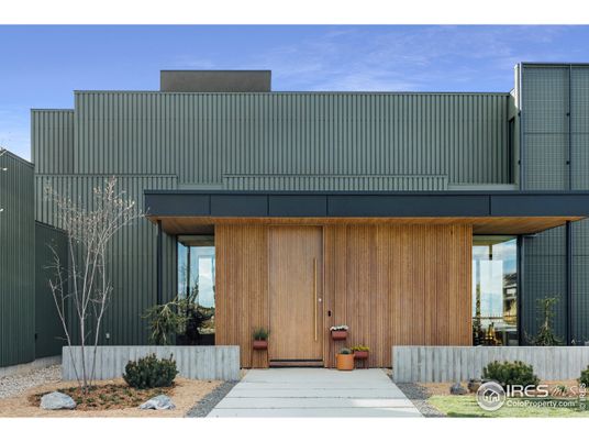 Exterior, Facade, Modern