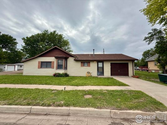 Attached, Exterior, Facade, Ranch