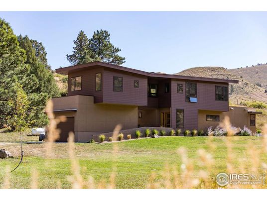 Backyard, Exterior, Facade, Raised Ranch
