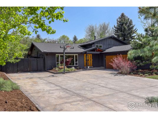 Exterior, Facade, Ranch