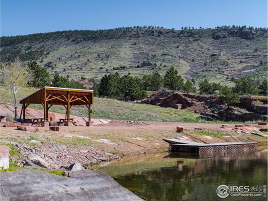 Exterior, Lake