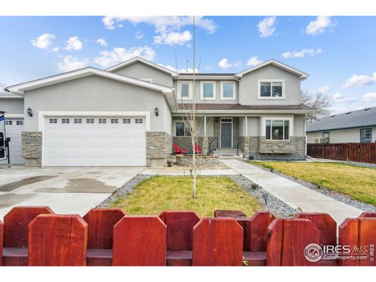 Attached, Exterior, Facade, American Craftsman