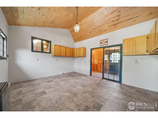 Empty room, Interior, Pendant Lights, Wooden Ceilings