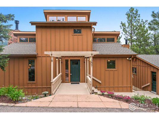 Exterior, Facade, Modern