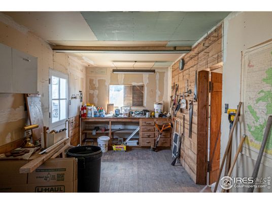 Empty room, Interior