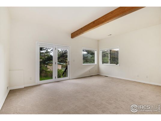 Empty room, Interior, Wooden Beams