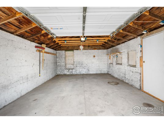Garage, Interior, Wooden Beams