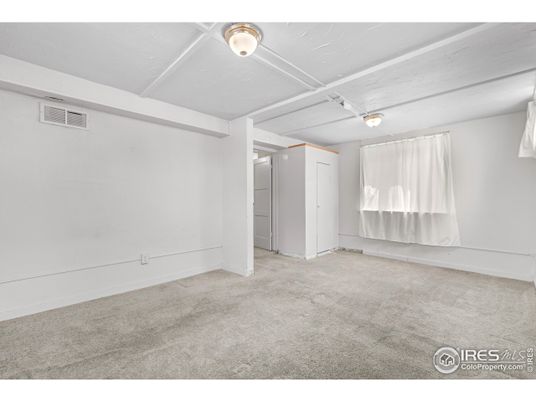 Empty room, Interior