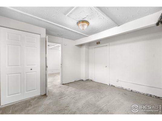 Empty room, Interior