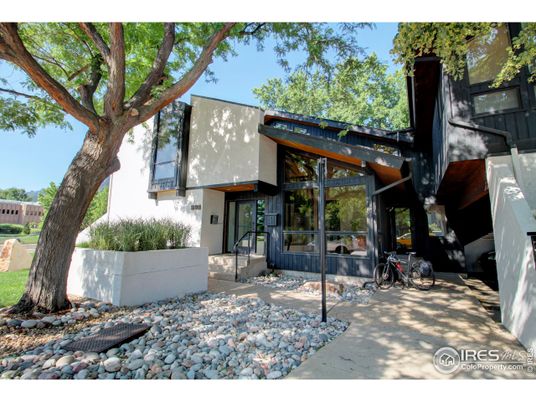 Exterior, Facade, Modern
