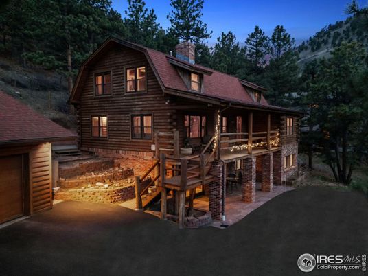 Exterior, Facade, Log Home