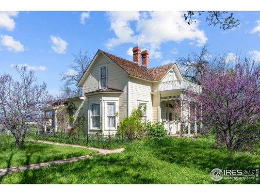 Backyard, Exterior, Facade, Queen Anne Victorian