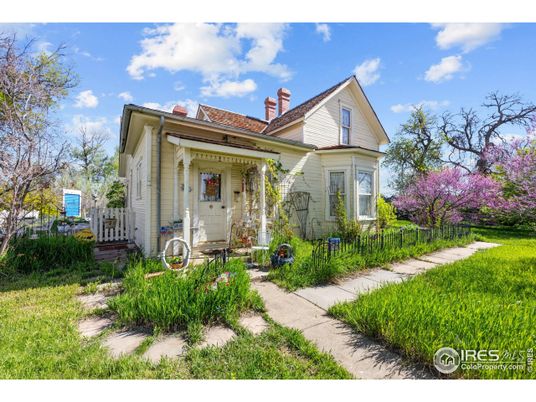 Backyard, Exterior, Facade, Queen Anne Victorian