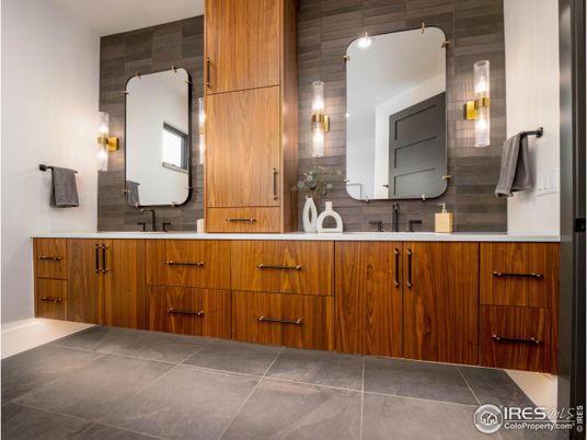 Bathroom, Dual Sink Vanities, Interior