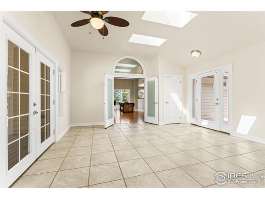 Empty room, Interior