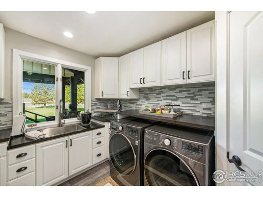 Interior, Recessed Lighting, Washer, Wood Texture Flooring
