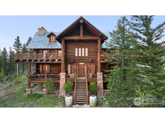 Exterior, Facade, Log Home