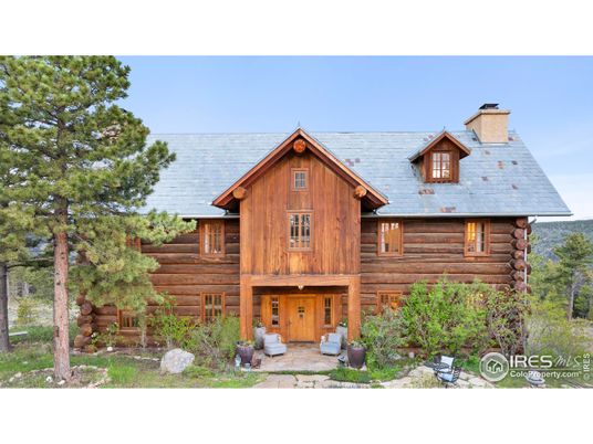 Exterior, Facade, Log Home