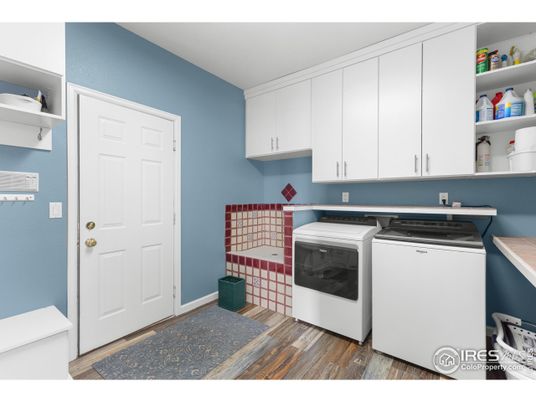 Interior, Washer, Wood Texture Flooring