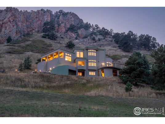 Exterior, Facade, Modern