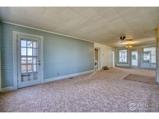 Empty room, Interior