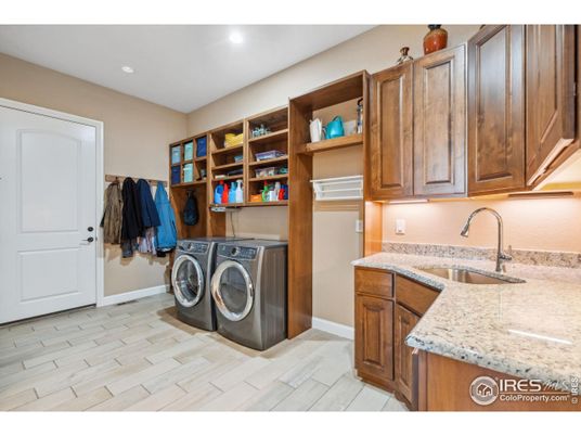 Interior, Recessed Lighting, Washer, Wood Texture Flooring
