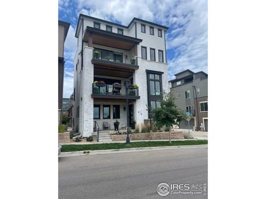 Exterior, Facade, Modern