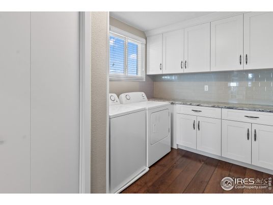 Interior, Washer, Wood Texture Flooring