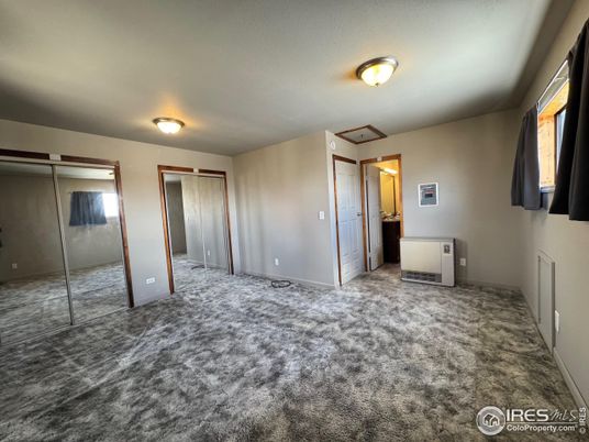 Empty room, Interior