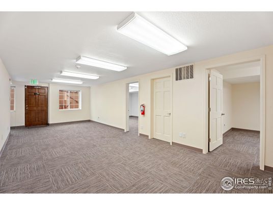 Empty room, Interior