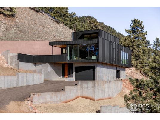 Exterior, Facade, Modern