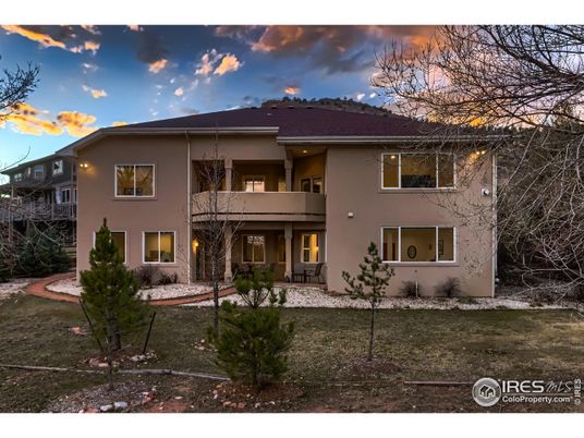 Exterior, Facade, Raised Ranch