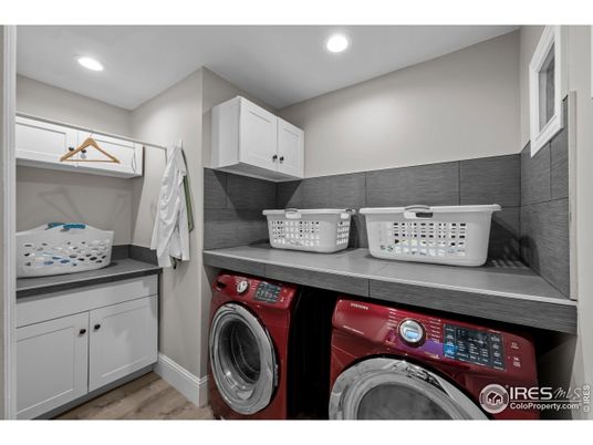 Interior, Recessed Lighting, Washer, Wood Texture Flooring
