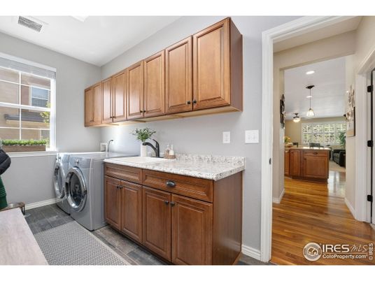 Interior, Recessed Lighting, Washer, Wood Texture Flooring