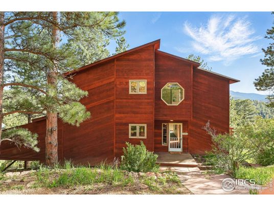 Exterior, Facade, Log Home
