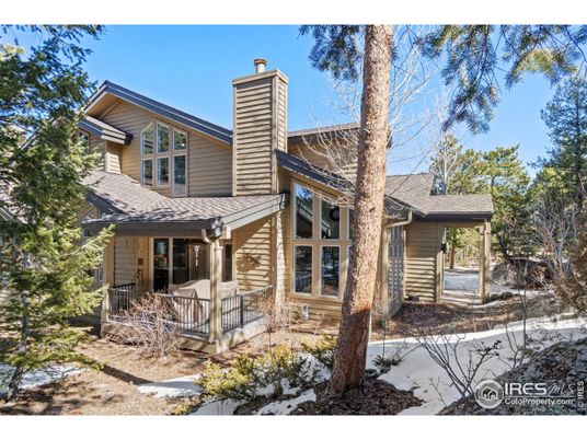 Exterior, Facade, Log Home